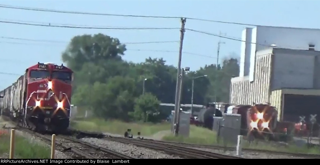 CN G893 meets BNSF YCEI101